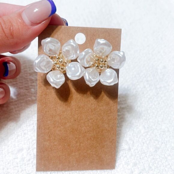 Pearl Flo stud earrings M205 - Picture 2 of 5